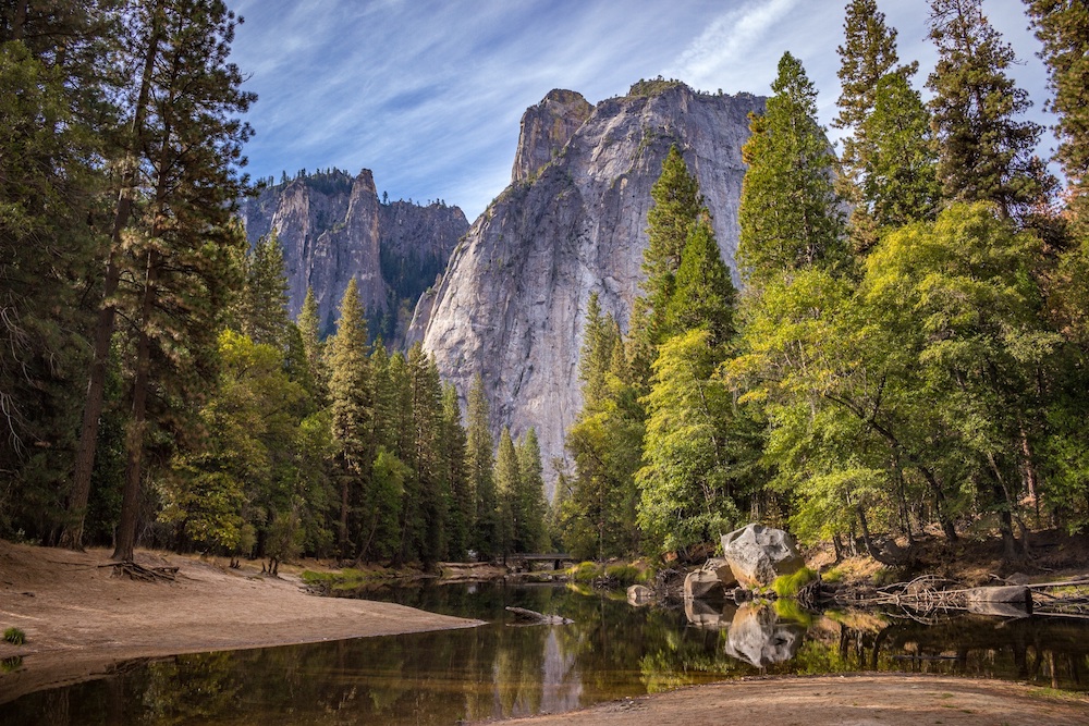 Monutains with a lake surrounded by trees